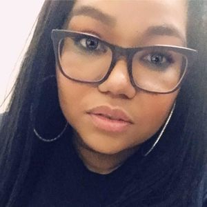 Meet your Posher, Roxanne